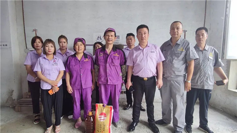 狠狠干骚女人炎炎夏日，楚航装饰心系一线送清凉、走访慰问工地篇
